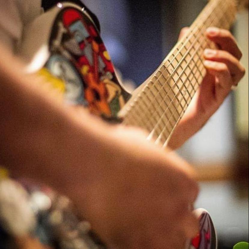 Guitarra de Mosien Mariano foi vendida e amigos recuperaram instrumento do músico