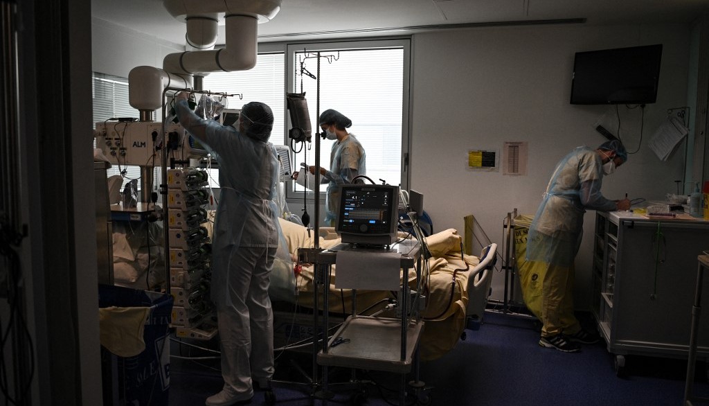 Equipe médica administra paciente em ECMO em hospital de Paris, na França