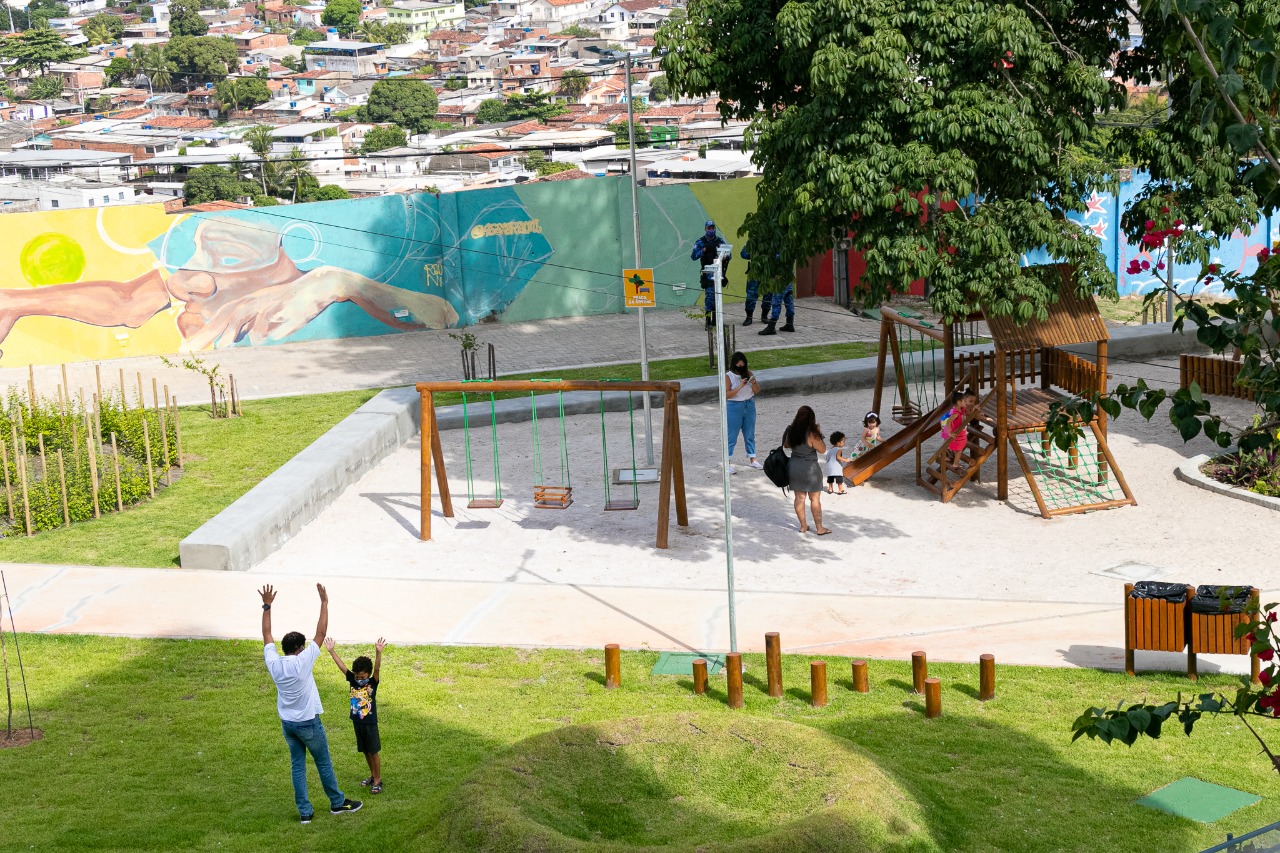 Praça infantil no Compaz do Alto Santa Teresinha