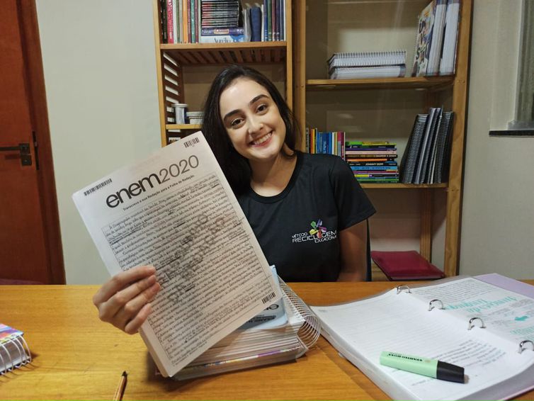 Isabela Saraiva, estudante