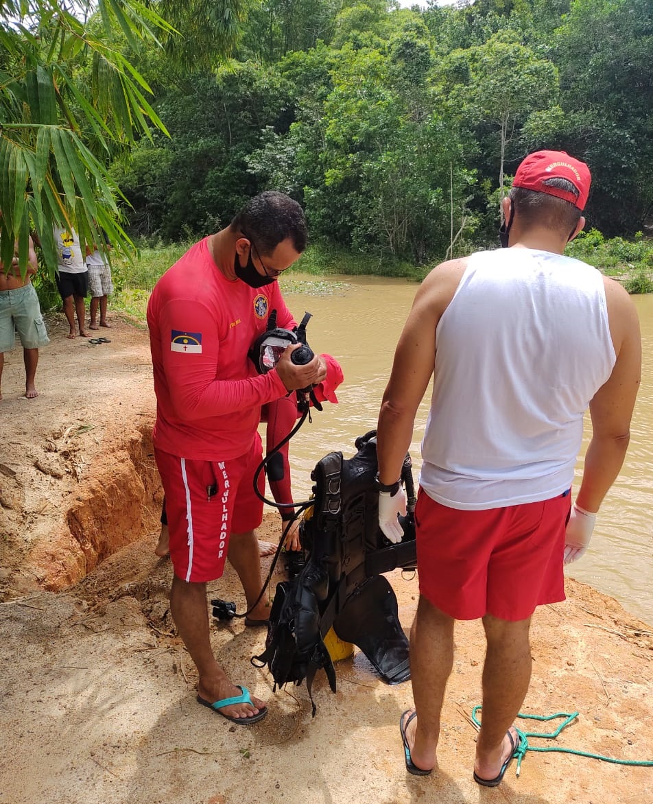 Bombeiro se prepara para iniciar a busca por adolescente desaparecido em barragem, em Igarassu