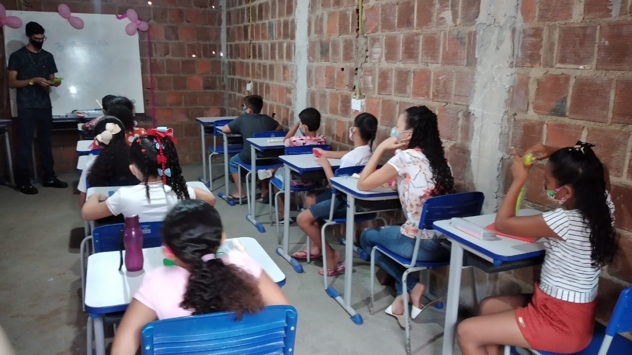 Atuação da instituição Dom de Deus, que auxilia cerca de 126 pessoas em bairros periféricos de Vitória de Santo Antão