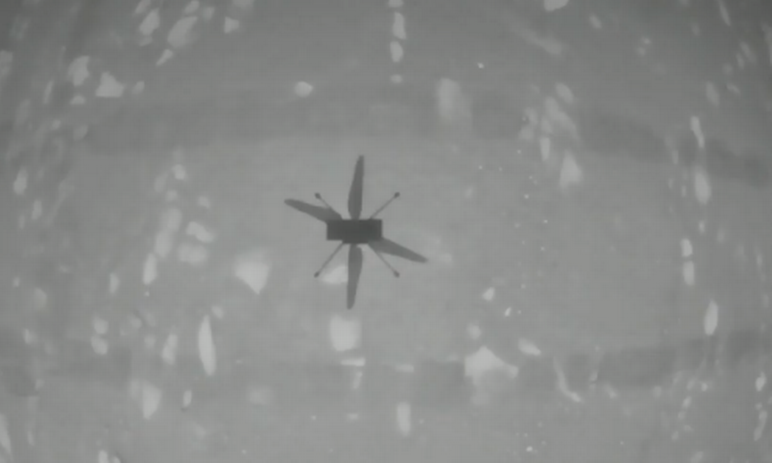 Sombra do voo do Ingenuity, primeira imagem recebida pela Nasa