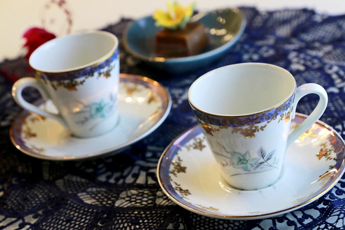 Grafismos em porcelana reforçam o toque retrô