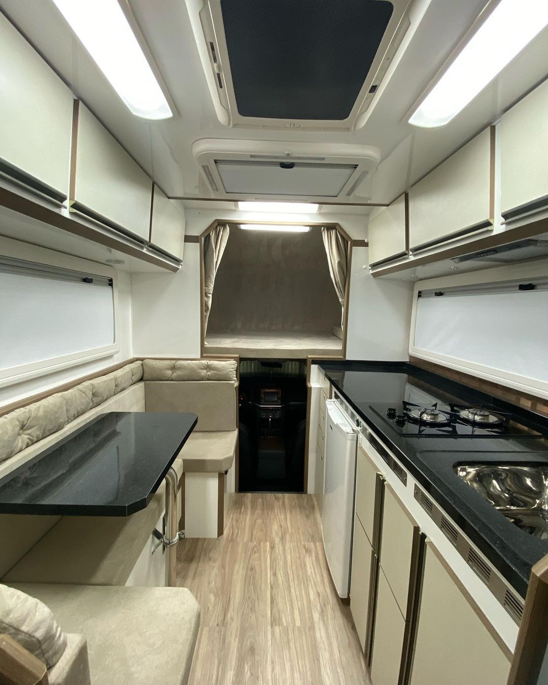 A cozinha da Amarok V6 motorhome 