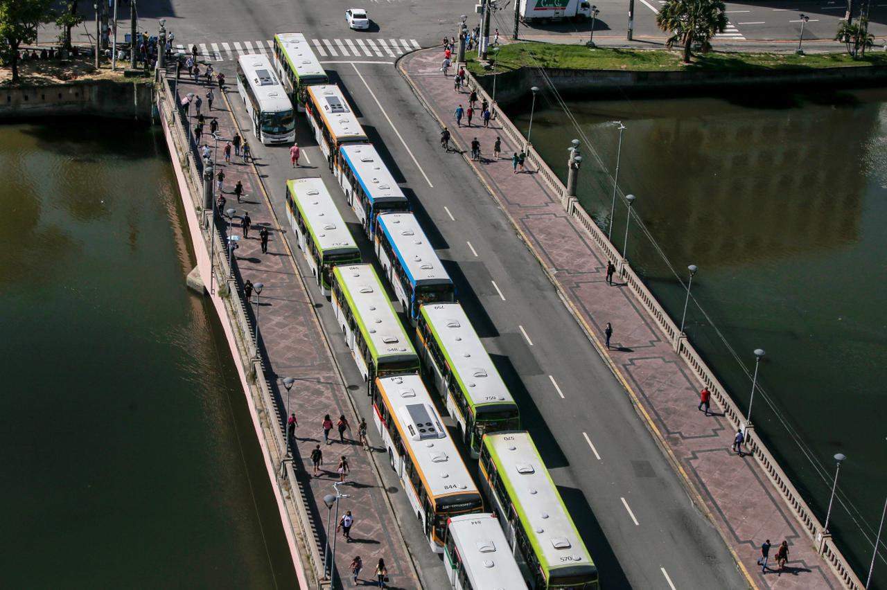 Ônibus parados na Ponte Duarte Coelho, no Centro do Recife