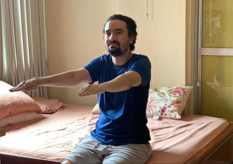 Depois de 75 dias de internação, Sergio Vieira faz fisioterapia em casa