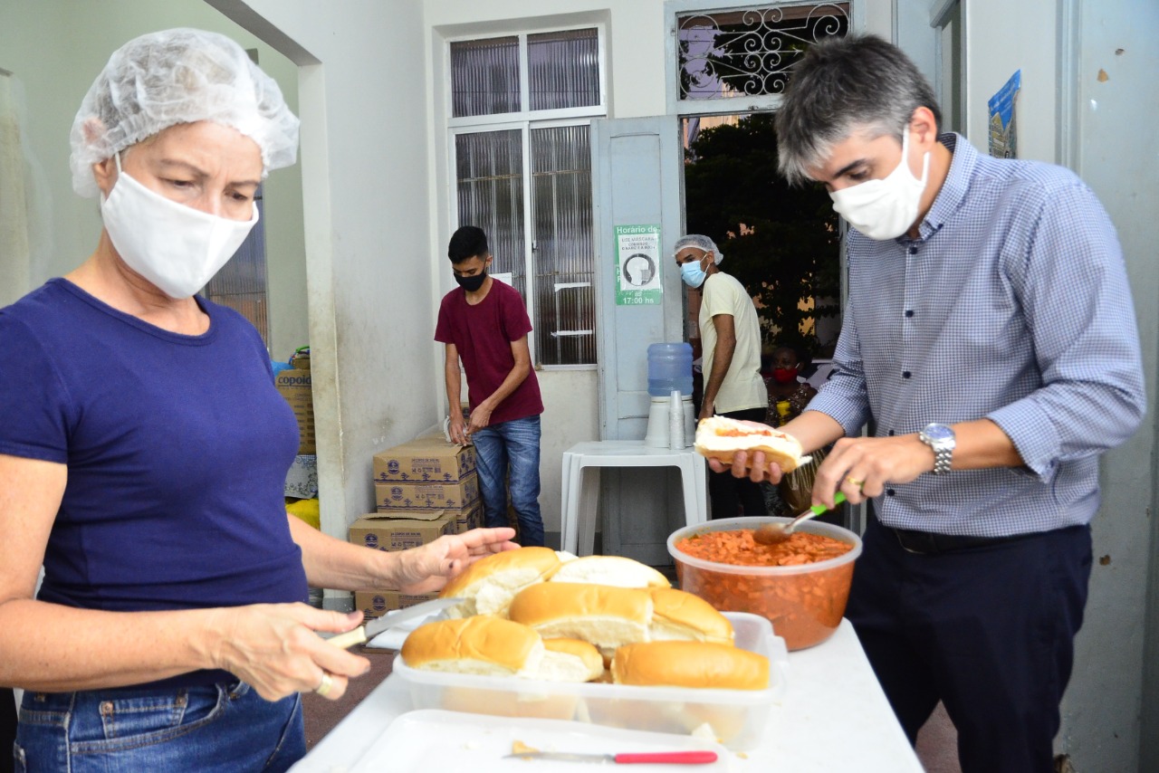 Projeto Rua do Bem serve jantar de segunda a sexta na Rua Capitão Lima, em Santo Amaro - Foto: Arthur Mota/Folha de Pernambuco