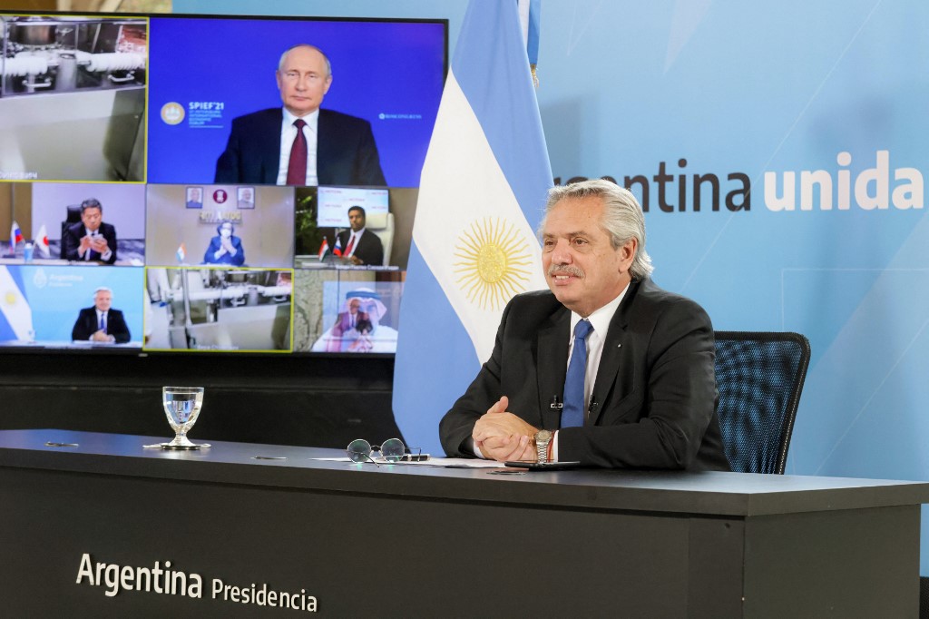 Presidente argentino, Alberto Fernández e ao fundo por videoconferência o presidente russo, Vladimir Putin