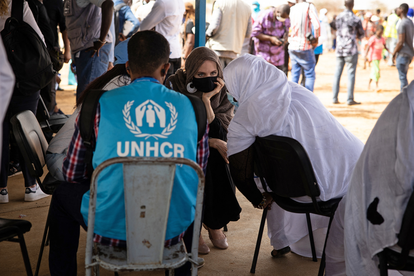 A atriz Angelina Jolie, enviada especial do Alto Comissariado das Nações Unidas para Refugiados (ACNUR), fala com refugiados do Mali, em Goudebo