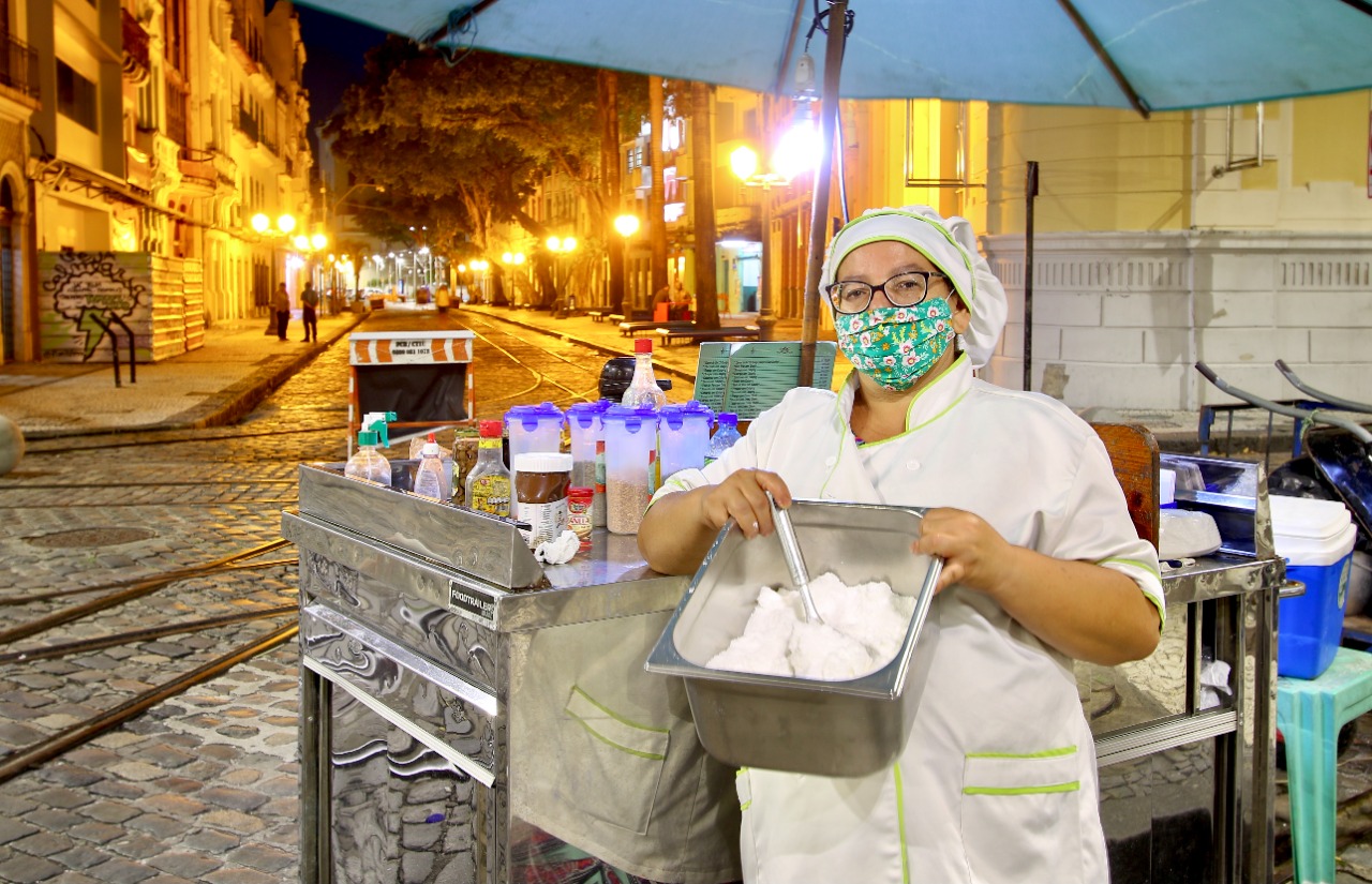 Maria Barbosa da Silva vende tapioca no Bairro do Recife há quase 20 anos