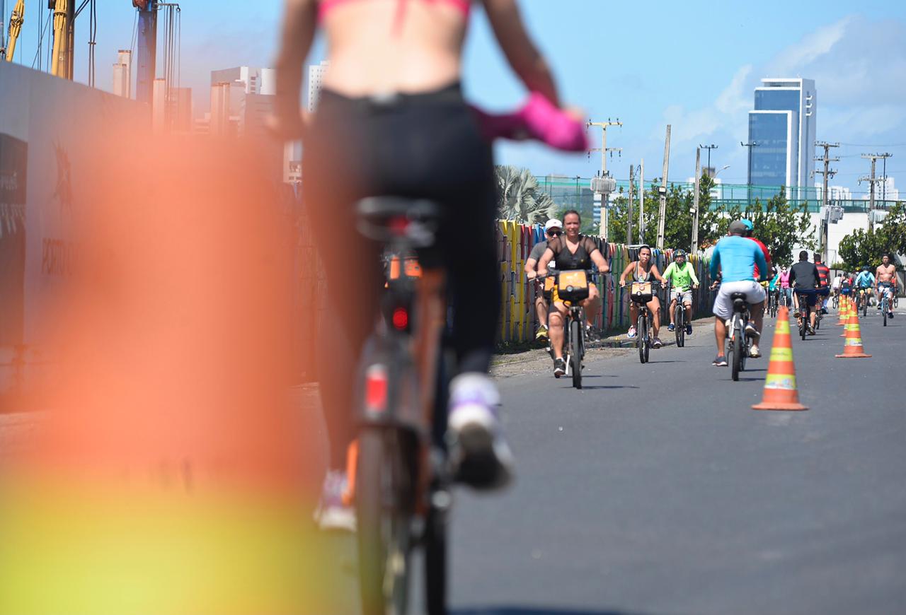 Mulher pedalando