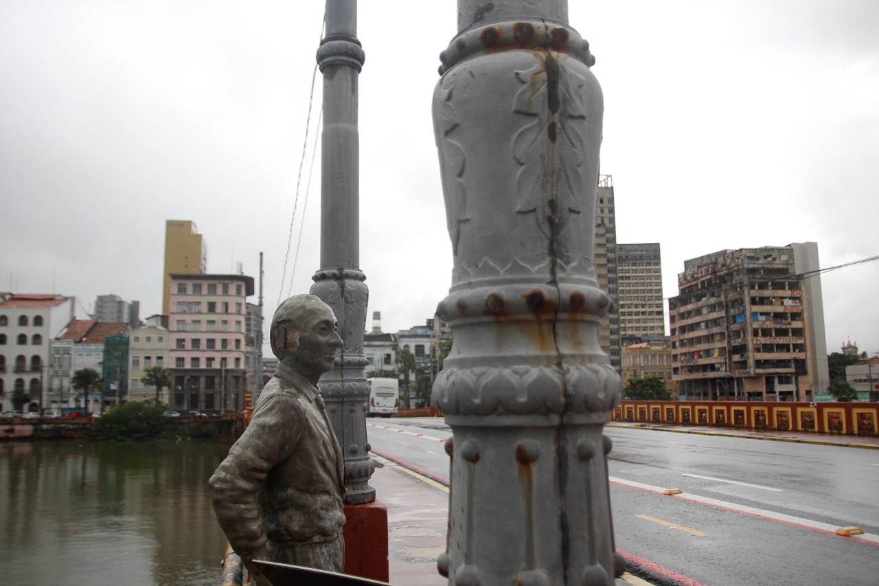 Estátua do poeta Joaquim Cardozo, na Ponte Maurício de Nassau, no Recife