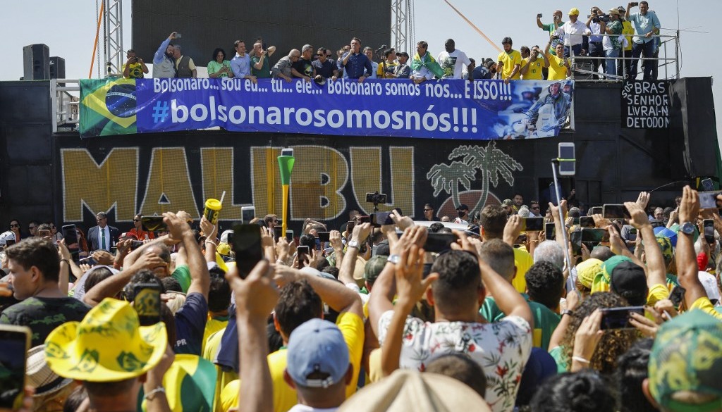 Bolsonaro discursa para apoiadores durante evento em Brasília