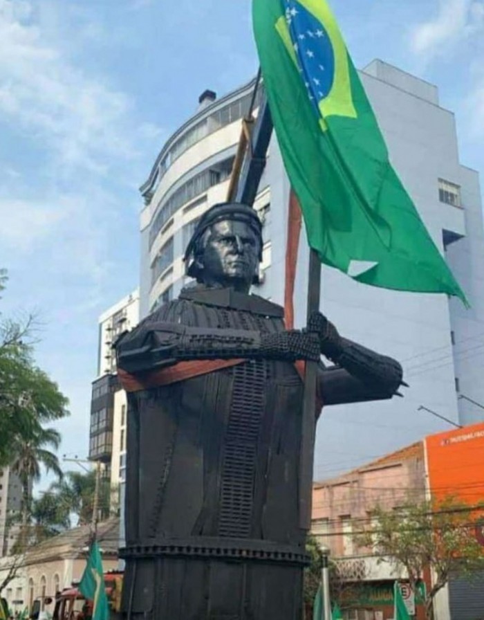 Com aproximadamente 6 metros, a estátua foi feita com ferro e outros metais e representa o presidente como um guerreiro com armadura