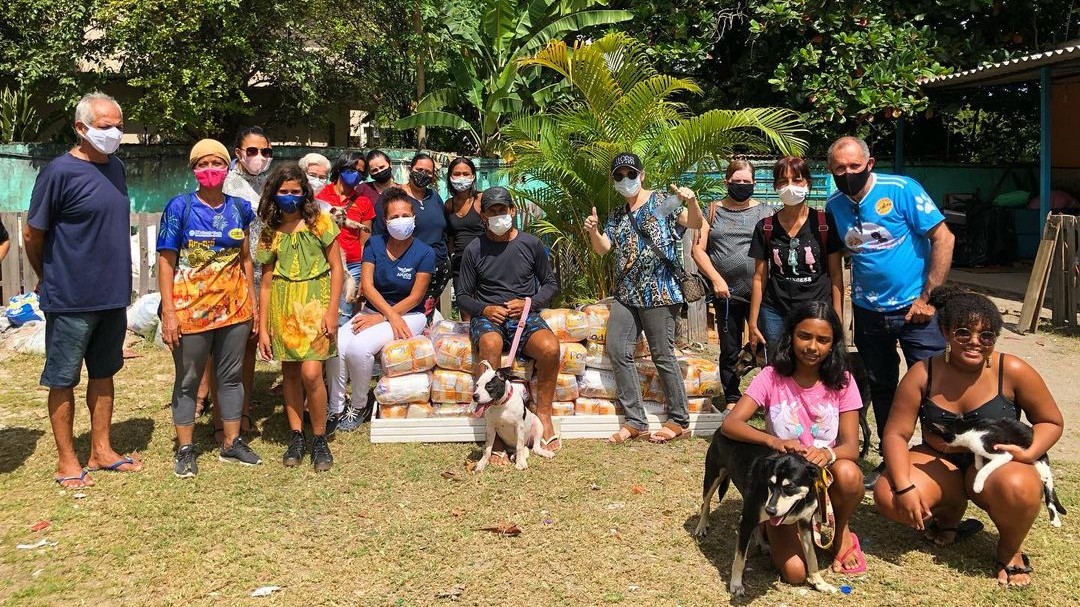 Doação de cestas básicas pela Prefeitura do Recife a protetores animais cadastrados pela ONG Anjos do Poço