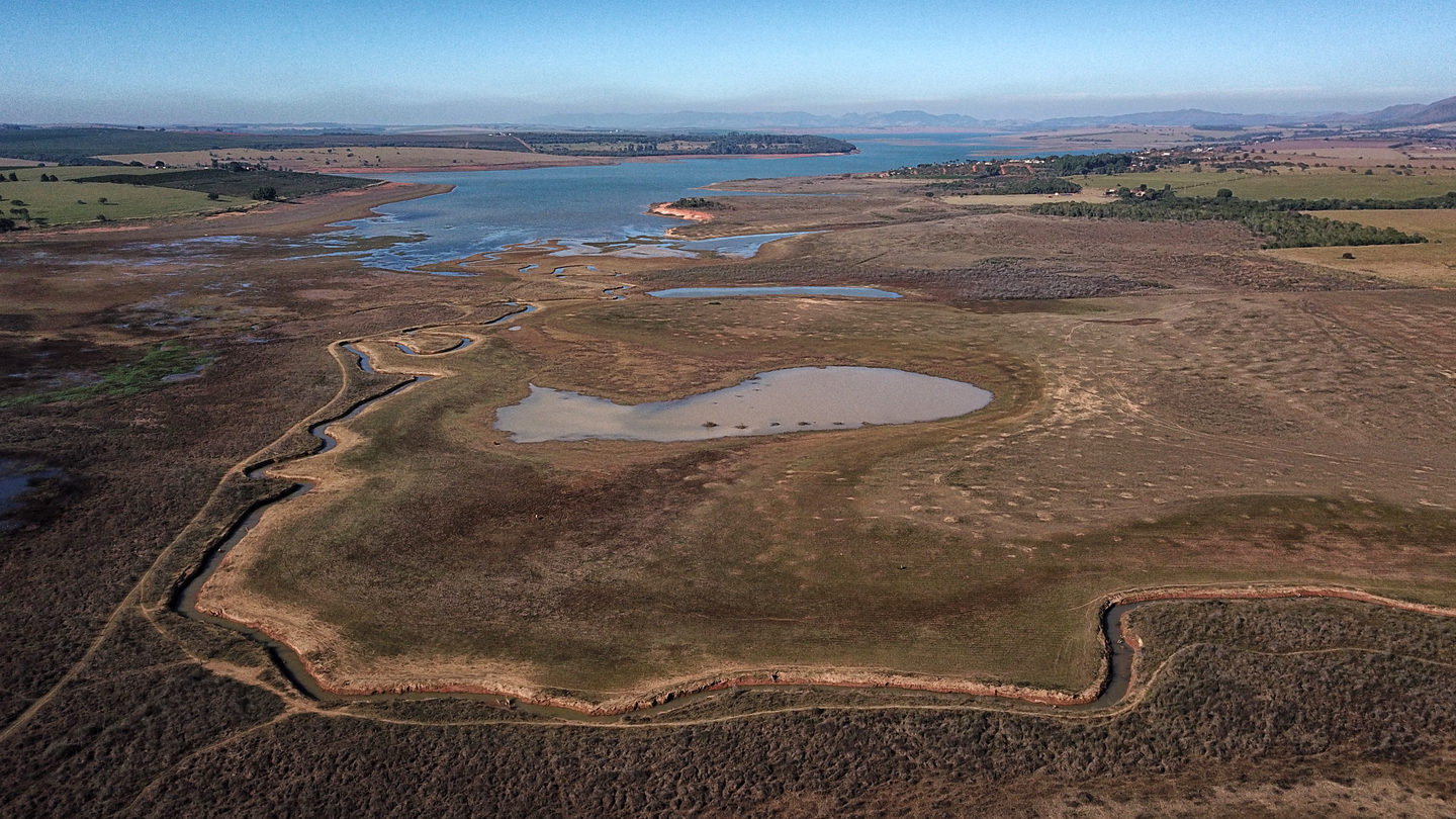 Barragem de Furnas, em Minas Gerais, com baixo volume de água