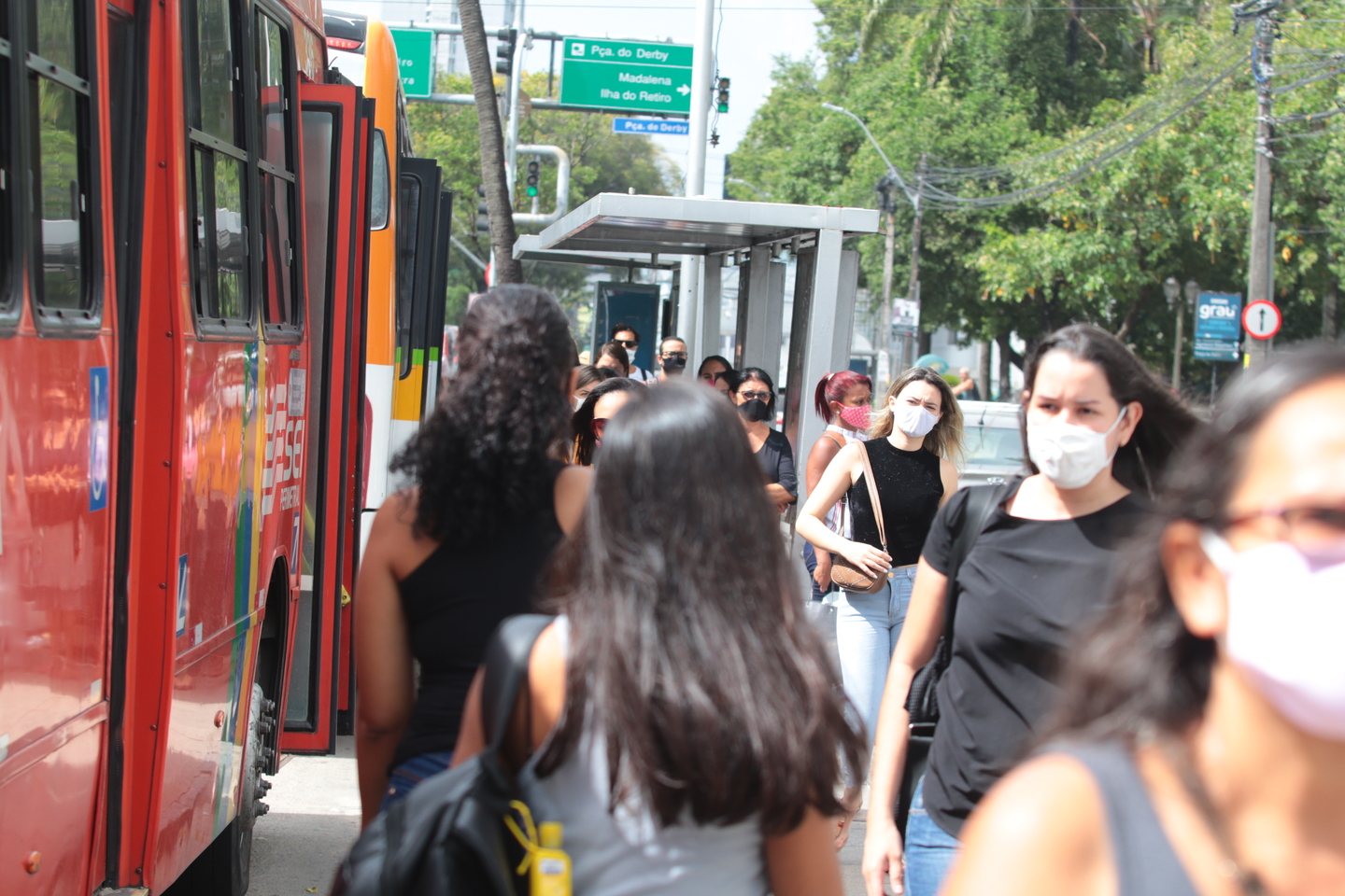 Parada de ônibus no Derby, centro do Recife