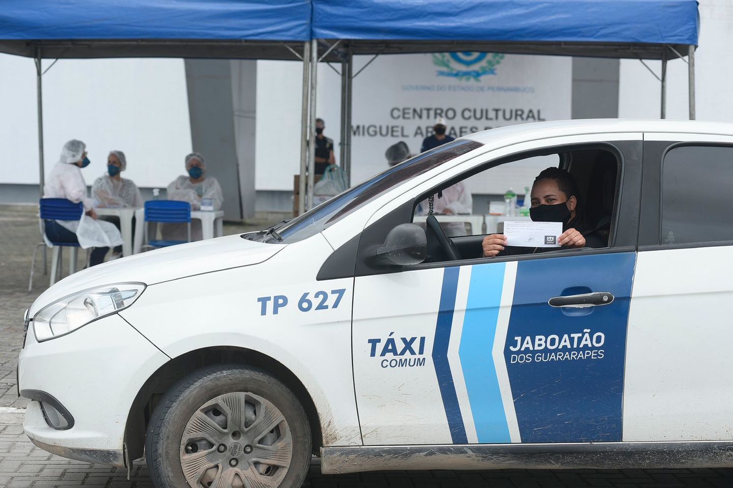 Taxista Juliana Rodrigues, após o resultado negativo de seu teste, durante testagem rápida de trabalhadores do transporte municipal de Jaboatão dos Guararapes, em Prazeres