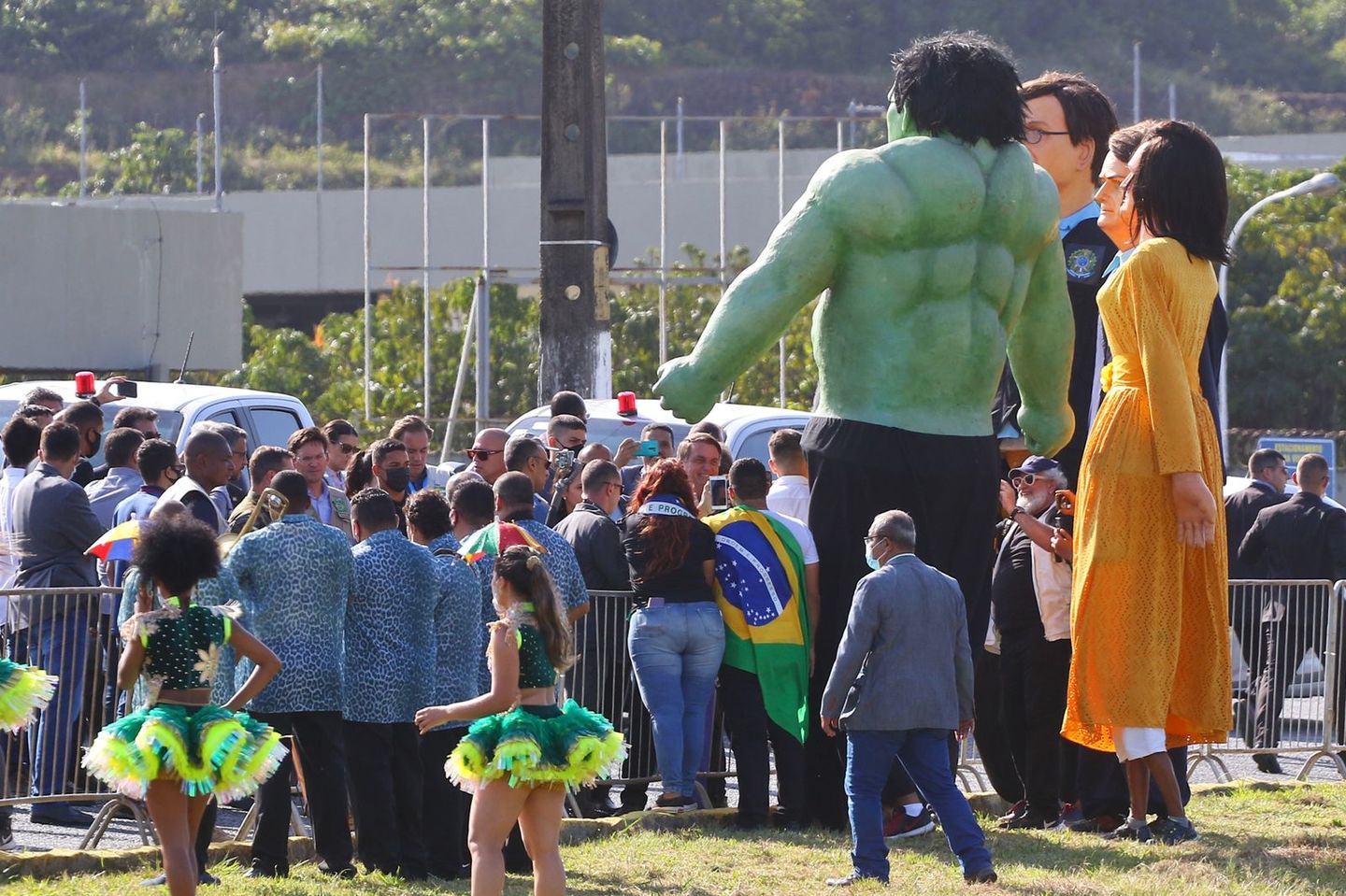 Apoiadores se aglomeraram para receber o presidente em sua chegada ao Recife