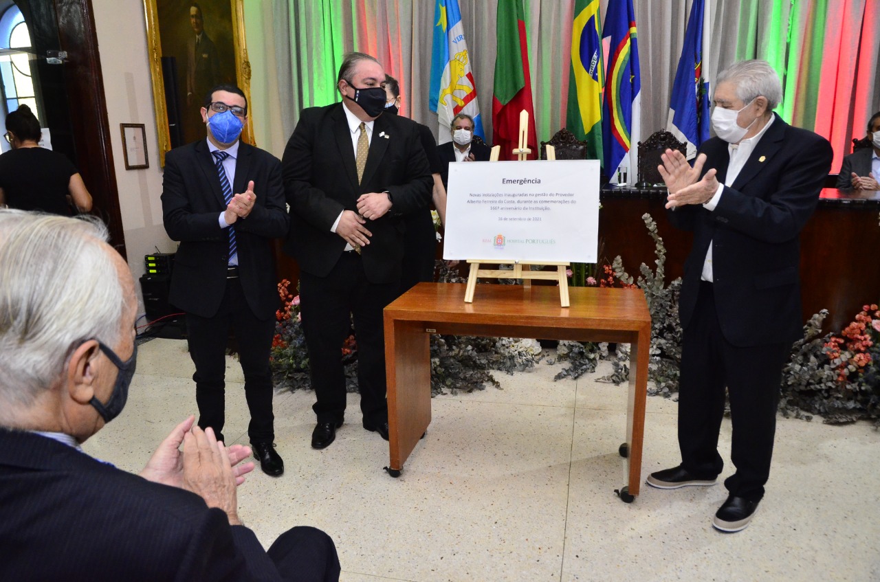 O secretário estadual de Saúde, André Longo (E), prestigiou o evento 