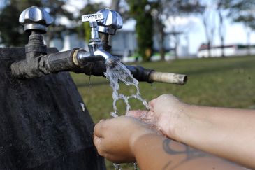 A falta de acesso a serviços essenciais pode comprometer um ato simples como o de lavar as mãos