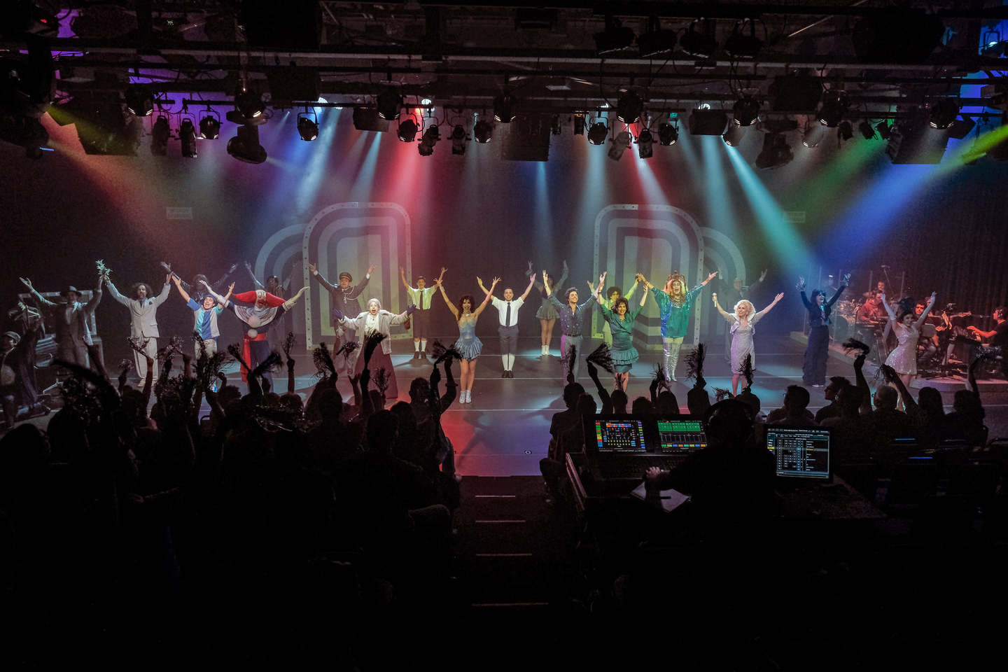 Musical reúne grande elenco e destaca os grandes personagens da trajetória de Silvio Santos na TV