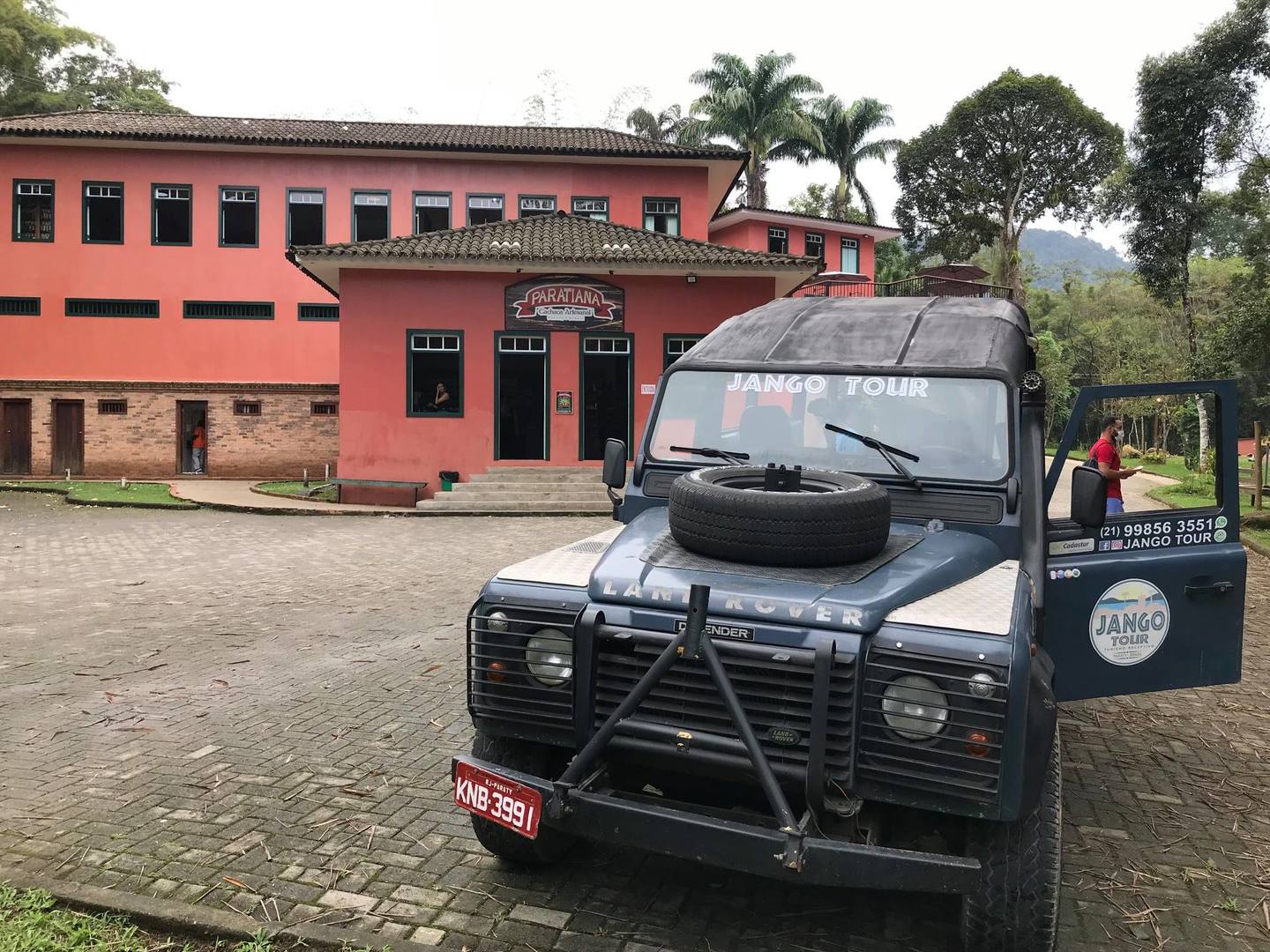 Tour de jipe nos leva a alambique e cachoeiras em locais de difícil acesso
