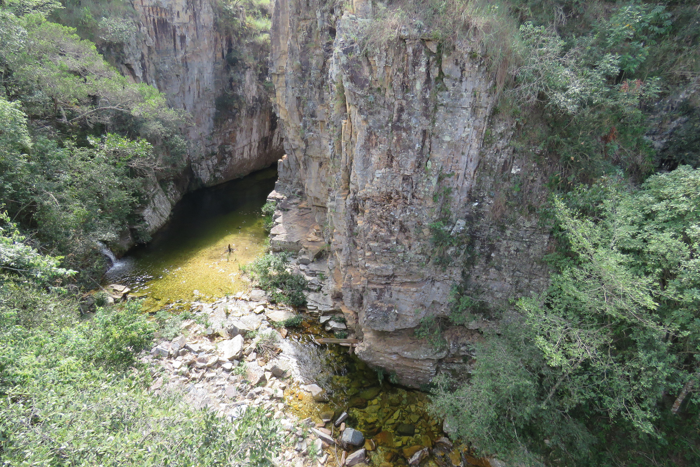 Trilhas levam a muitos os mirantes na região