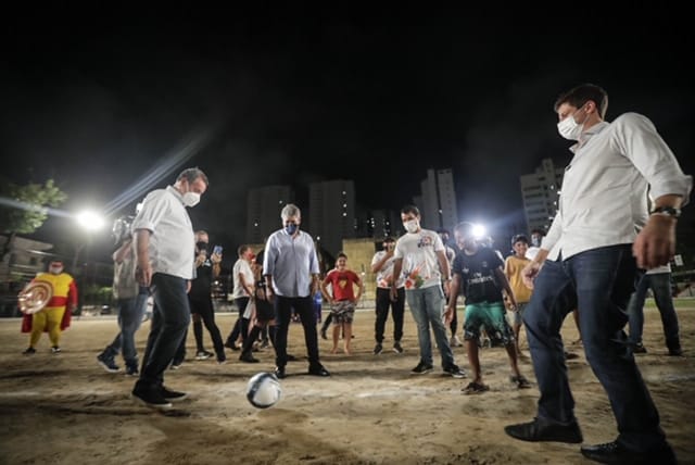 Prefeito João Campos dá o pontapé inicial do campeonato Recife Bom de Bola, no Bueirão, no bairro da Torre