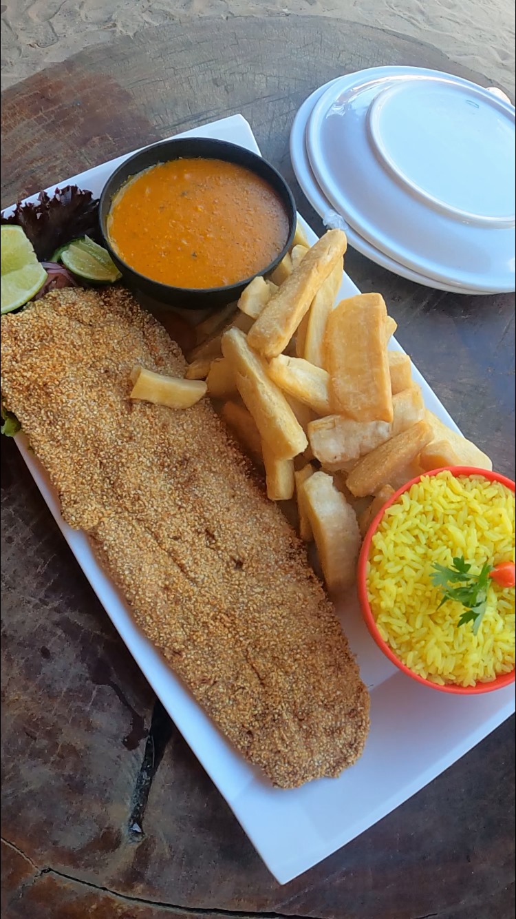 Peixe ao Pescador: crocante e acompanha macaxeira frita, arroz e pirão