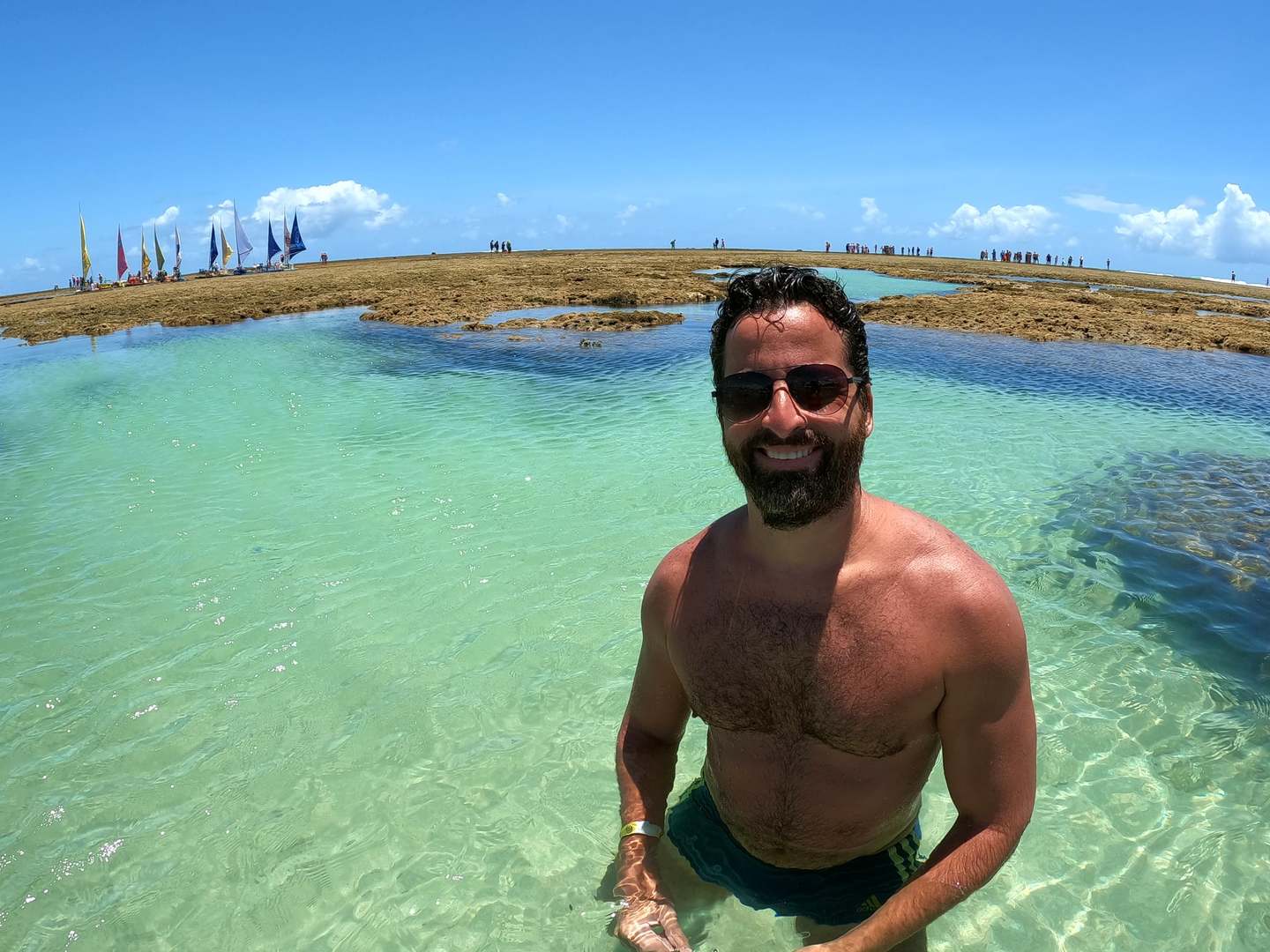 Água cristalina e um visual de cinema na praia mais badalada de Pernambuco