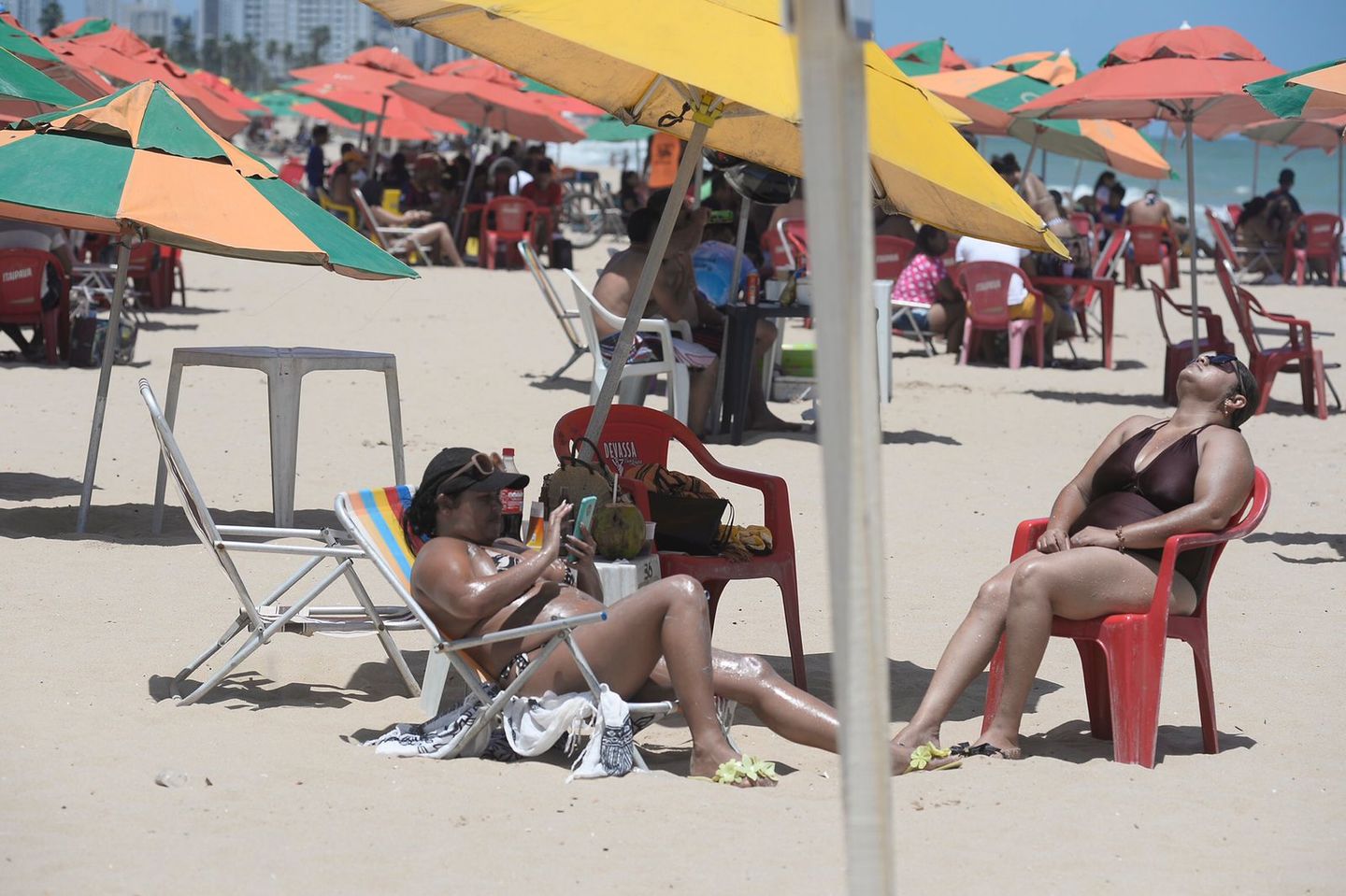 As irmãs Shirleide e Shirlene Vieira, curtindo o feriado em frente à Igreja de Piedade