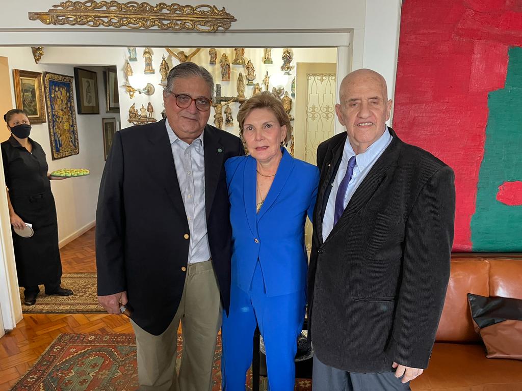 José Paulo Cavalcanti é recepcionado por membros da ABL