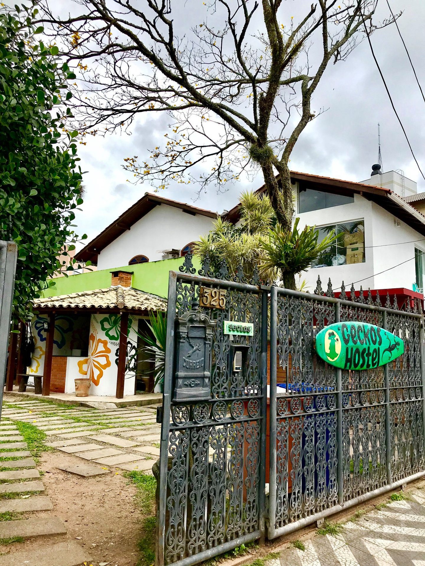 Fachada do Geckos Hostel, na Lagoa da Conceição