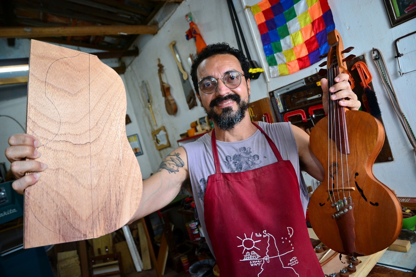 O músico e luthier Cláudio Rabeca dedica sua vida em torno do instrumento