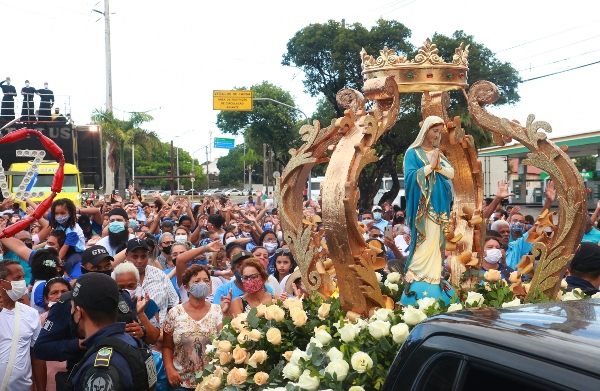 Multidão acompanhou andor com imagem pela avenida Norte