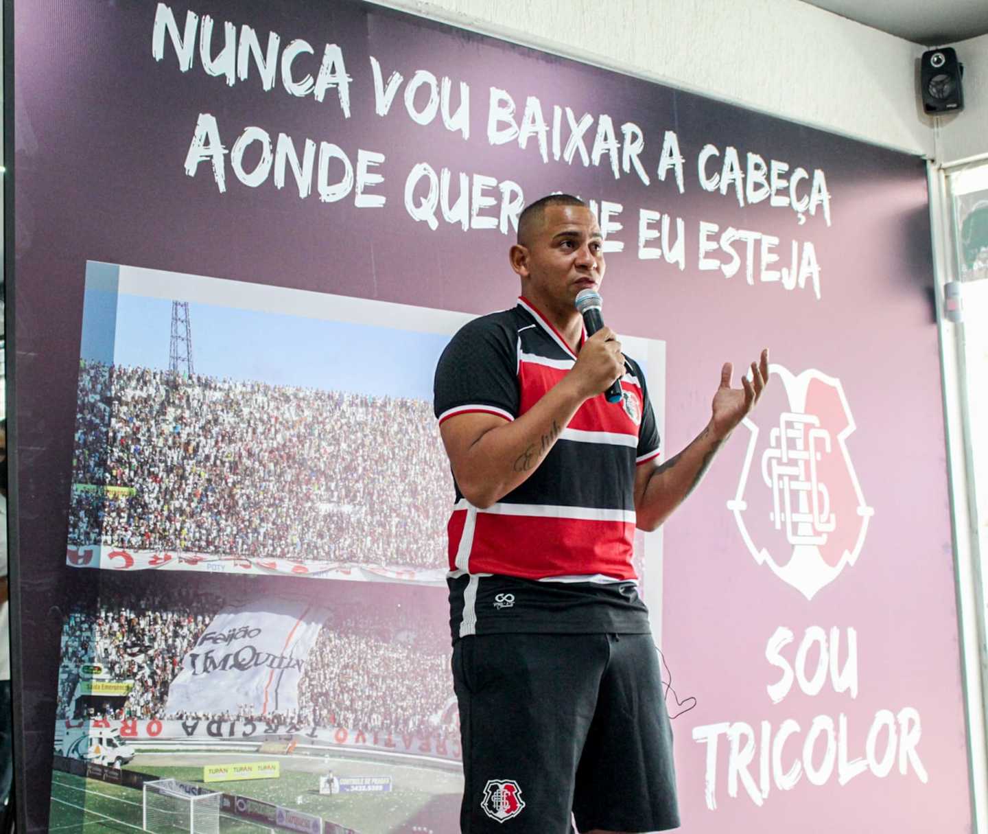 Atacante Walter sendo apresentado pelo Santa Cruz, nesta sexta-feira (17), na loja oficial da sede do clube, no Arruda