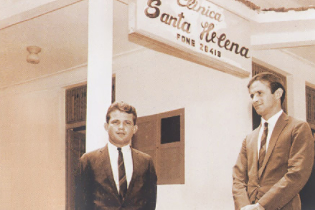 Os irmãos Eustácio Vieira e José Aécio Vieira na fundação da Clínica Santa Helena em 1965