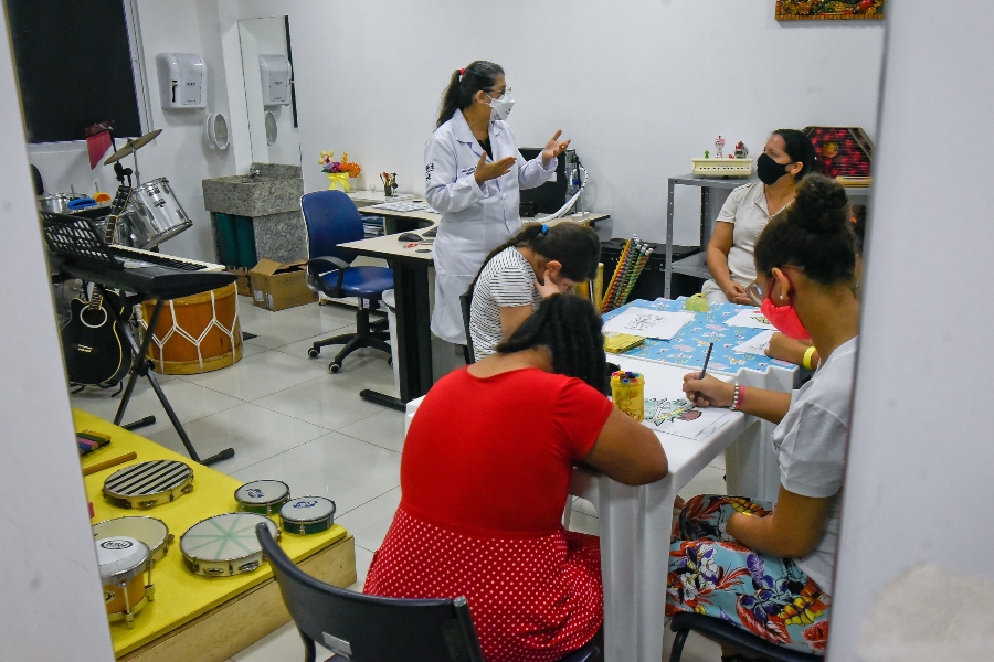 Adolescentes com deficiência em sessão de terapia no Centro de Reabilitação da Fundação Altino Ventura