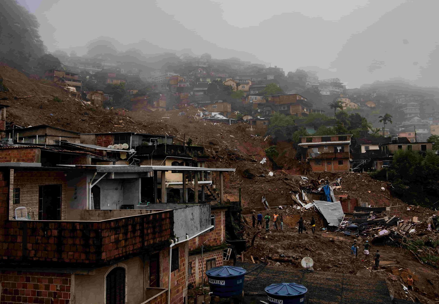 Deslizamento de terra em Petrópolis, Rio de Janeiro, nesta quarta-feira (16)