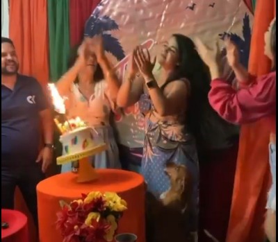 Cachorro derruba bolo de aniversário de sua Tutora durante o parabéns