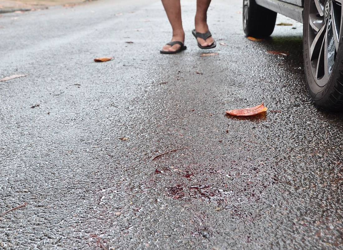 Mancha de sangue onde ocorreu o assassinato de Alberisson Carlos