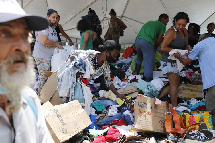 Desabrigados pelas chuvas em Petrópolis buscam roupas e calçados em centro de distribuição de donativos em frente ao Morro da Oficina