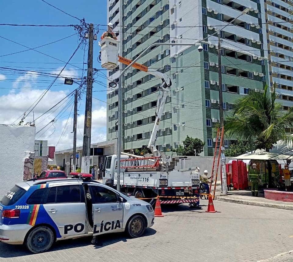 Retirada das gambiarras na orla da praia do Janga, em Olinda