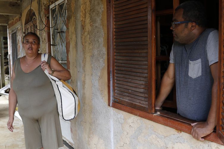 Marisa Pereira perdeu a mãe soterrada no deslizamento de terra e agora busca objetos pessoais em sua casa no Morro da Oficina, em Petrópolis