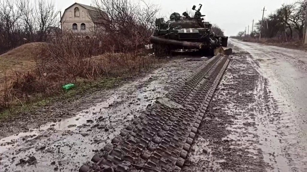 Tanque do exército ucraniano é destruído no assentamento de Gnutovo, nos arredores de Mariupol