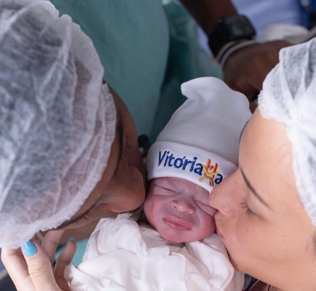 Paulo André e Thays Andreatta, com o filho Peazinho