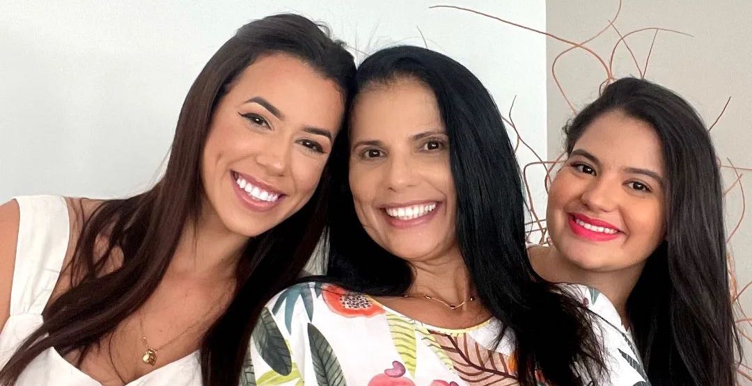 Larissa ao lado da mãe e da irmã