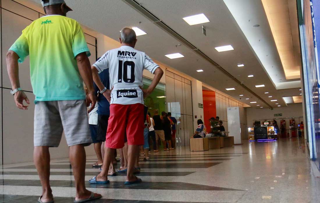 Fila para a segunda dose de reforço contra a covid em Paulista